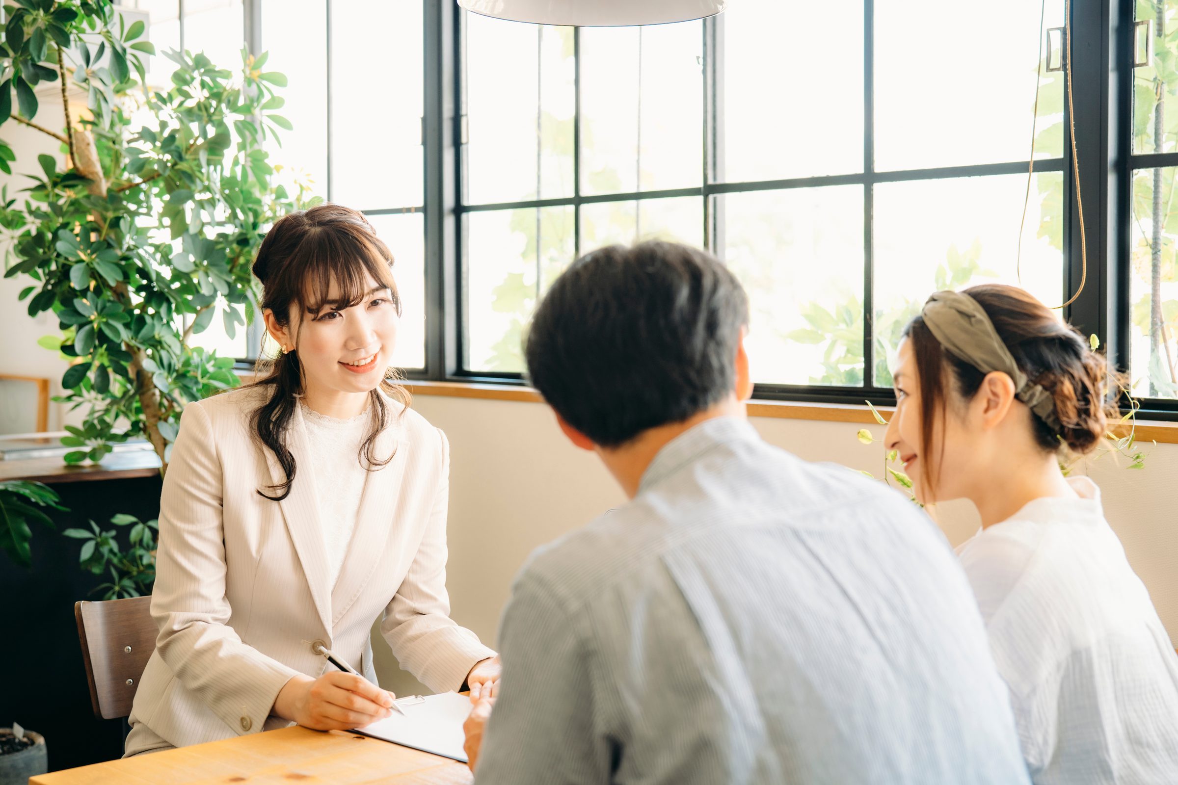 カフェで過ごす人たち。教材の説明用イメージ。